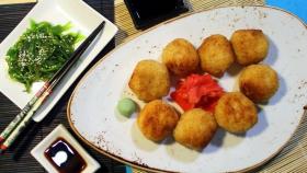 Рисовые шарики с креветками в кляре. Рецепт на тему японской кухни.