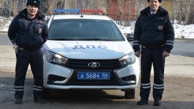 «Так бы поступил любой полицейский»: на Урале инспекторы ГИБДД спасли 7-месячного младенца.