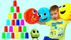 Рома играет с цветными стаканчиками Видео для детей