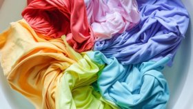 Советы по стирке цветной одежды чтобы сохранить яркость и предотвратить выцветание