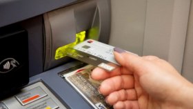 Сбербанк отказывается обслуживать карты с истекшим сроком действия
