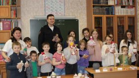 В Белгороде сотрудники транспортной полиции провели для детей мастер-класс по изготовлению славянских кукол
