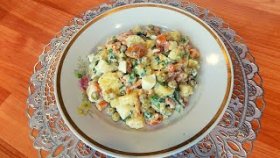 Картофельный салат с яйцом и маринованными грибами.