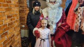 В г. Валуйки Белгородской области «Полицейский Дед Мороз» поздравил детей сотрудников линейного подразделения с наступающим Новым годом