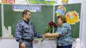 Начальник территориального управления и росгвардейцы поздравили педагогов Тюменской области с профессиональным праздником