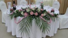 Оформление свадебных столов цветами