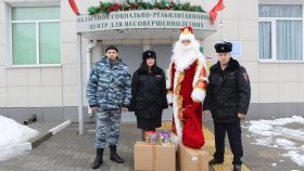 «Полицейский Дед Мороз» приехал в гости к ребятам из Областного социально-реабилитационного центра для несовершеннолетних.