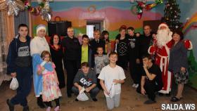 Салдинские полицейские вместе Дедом Морозом и Снегурочкой поздравили воспитанников детских домов с Новым годом
