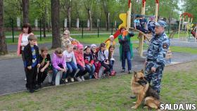 Знакомство с профессией: салдинские полицейские рассказали детям кто такие кинологи