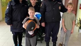 Полицейский Дед Мороз привез подарки от сотрудников полиции воспитанникам детского дома