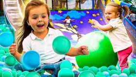 Веселые игры на детской площадке! Сара и Амилия играют с шариками, в сухом бассейне, на горках!