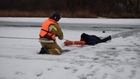 В Свердловской области спасатели вытащили двух рыбаков, провалившихся под лед