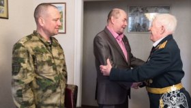 Представители кинологического центра Уральского округа Росгвардии поздравили с 91-м днём рождения ветерана войск правопорядка