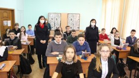 Транспортные и территориальные полицейские г. Белгорода провели совместное мероприятие в общеобразовательной школе.