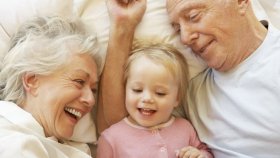 Бабушкам и дедушкам полезно нянчить внуков