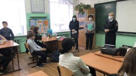 Белгородские транспортные полицейские беседуют со школьниками о безопасности на железной дороге