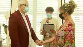 Влюбленные из Мельбурна провели свадебную церемонию в доме престарелых, где проживает мать невесты