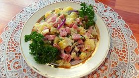 Картофельный салат с солеными огурцами, сосисками и плавленым сыром