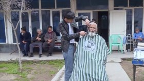 В Таджикистане подросток бесплатно стрижет постояльцев в доме престарелых