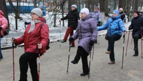 В калужском доме престарелых осваивают скандинавскую ходьбу