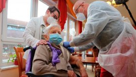 В немецком доме престарелых почти все привитые жильцы заразились коронавирусом