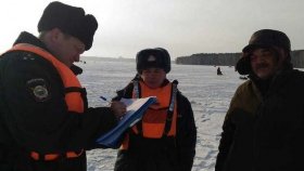 Два рыбака провалились под лед в Свердловской области