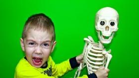 Вредный ребенок и огромный скелет Видео для детей 0+