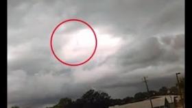 Очевидец заснял «Бога» идущего по облакам