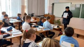Транспортные полицейские напомнили обучающимся Песчанской школы о безопасном поведении на объектах железнодорожного транспорта