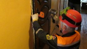 В Екатеринбурге ограбили квартиру, дверь в которую вскрыли пожарные. Грабители вынесли 60 тысяч рублей