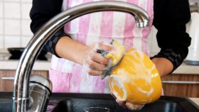 Мытье посуды, глажка белья и уборка помогают предотвратить деменцию