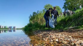 Постояльцы дома-интерната из Череповца сделали уборку на берегу реки Шексны