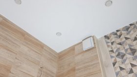 Натяжной потолок в туалет – практично и надежно, так ли это?