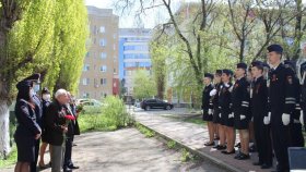 Сотрудники Белгородского ЛО МВД России на транспорте поздравили ветеранов с наступающим Днем Победы