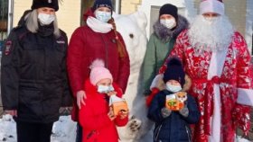 В Белгороде Дед Мороз транспортной полиции передал подарки детям из многодетной семьи