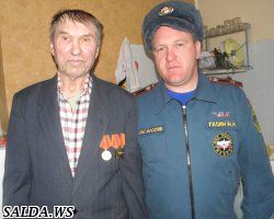 Сотрудники МЧС посетили ветеранов пожарной охраны