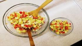 Простой и сытный картофельный салат с яйцом и свежими овощами