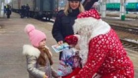 В городе Валуйки сотрудники транспортной полиции вместе с Дедом Морозом провели рейдовое мероприятие