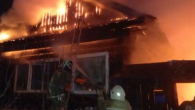 Свердловские автоинспекторы спасли пожилую пару из горящего дома во время ночного дежурства