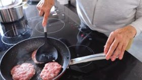 Испанская свекровь готовит обед // Котлеты, соус айоли и салат капрезе.