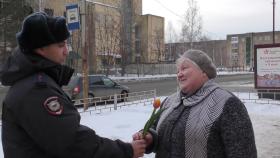 Участковые Верхней Салды начали поздравительные мероприятия в рамках акции «Восьмое марта - в каждый дом»