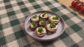 Яйца в луковых кольцах - отличное блюдо, которое можно подать на завтрак