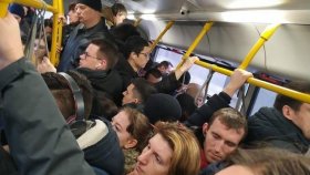 В маршрутках по утрам давка и соблюдать самоизоляцию не получается.