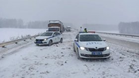 Госавтоинспекция информирует о сложной дорожной обстановке в Свердловской области из-за снегопада и призывает к осторожности