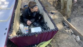 В Москве художница написала картину, будучи похороненной в гробу под землей