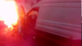 Очевидцы сняли вспыхнувший автомобиль после аварии под Нижним Тагилом