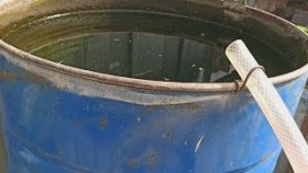 Простое крепление садового шланга к бочке для воды.