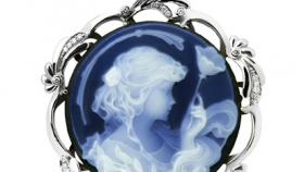 Золотая подвеска — оригинальный аксессуар для стильной девушки