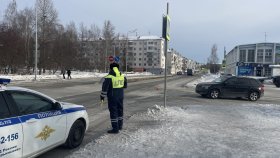 В Краснотурьинске сотрудники Госавтоинспекции устанавливают обстоятельства ДТП, в котором пострадал несовершеннолетний пассажир