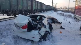 Сотрудники ГИБДД города Верхняя Салда устанавливают обстоятельства столкновения автомобиля с товарным поездом